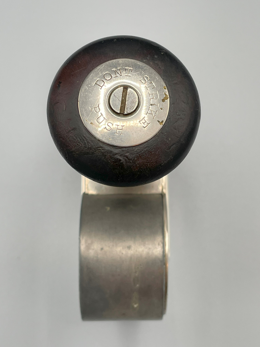 Frankeringsmaskin av amerikansk tillverkning, handtagsknopp av trä.

Multipost no T
Patented
Aug 8 and Dec 19 1911
Others pending
-----
Patented in Canada,
and in foreign countries
Multipost Co
