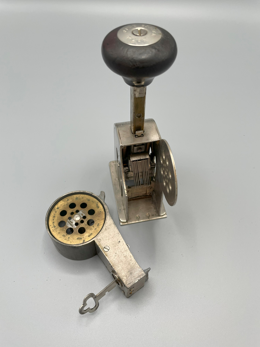 Frankeringsmaskin av amerikansk tillverkning, handtagsknopp av trä.

Multipost no T
Patented
Aug 8 and Dec 19 1911
Others pending
-----
Patented in Canada,
and in foreign countries
Multipost Co
