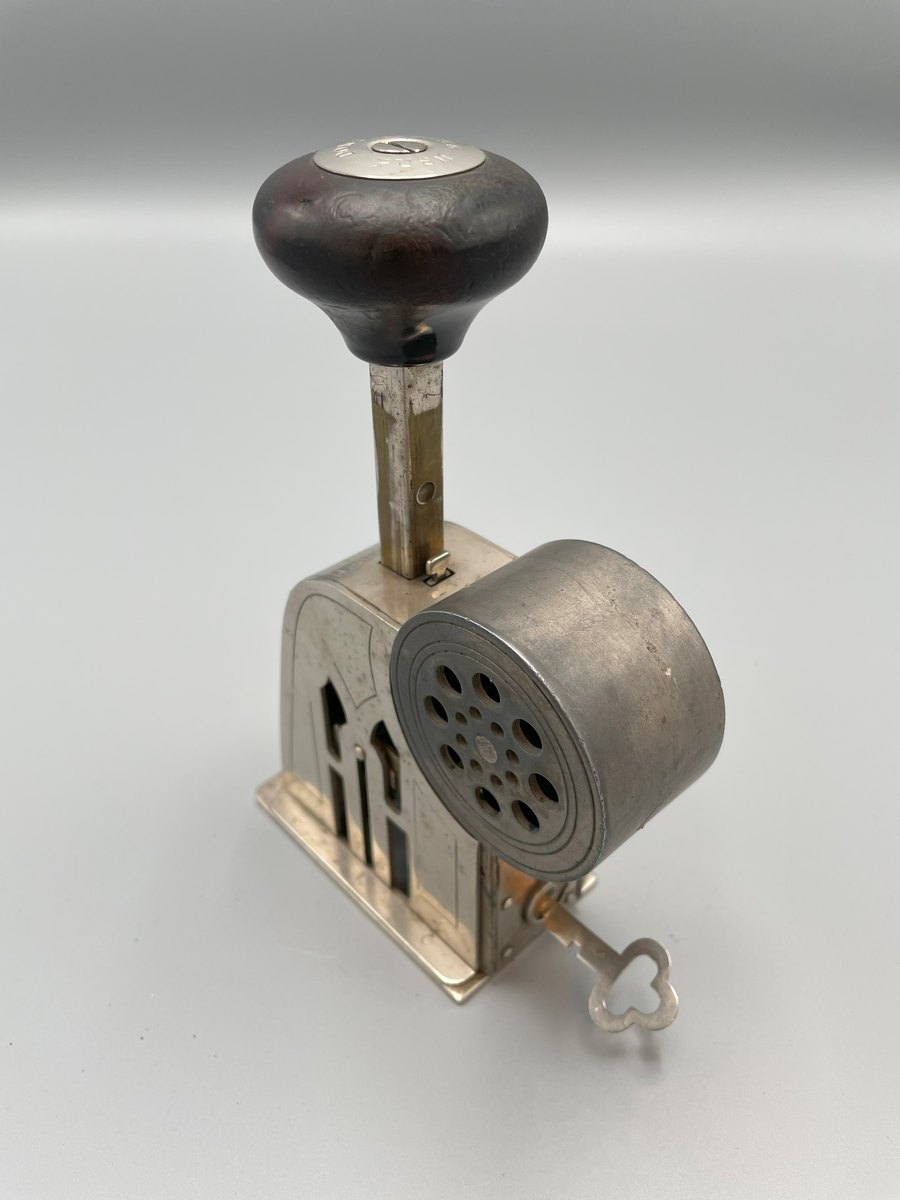 Frankeringsmaskin av amerikansk tillverkning, handtagsknopp av trä.

Multipost no T
Patented
Aug 8 and Dec 19 1911
Others pending
-----
Patented in Canada,
and in foreign countries
Multipost Co
