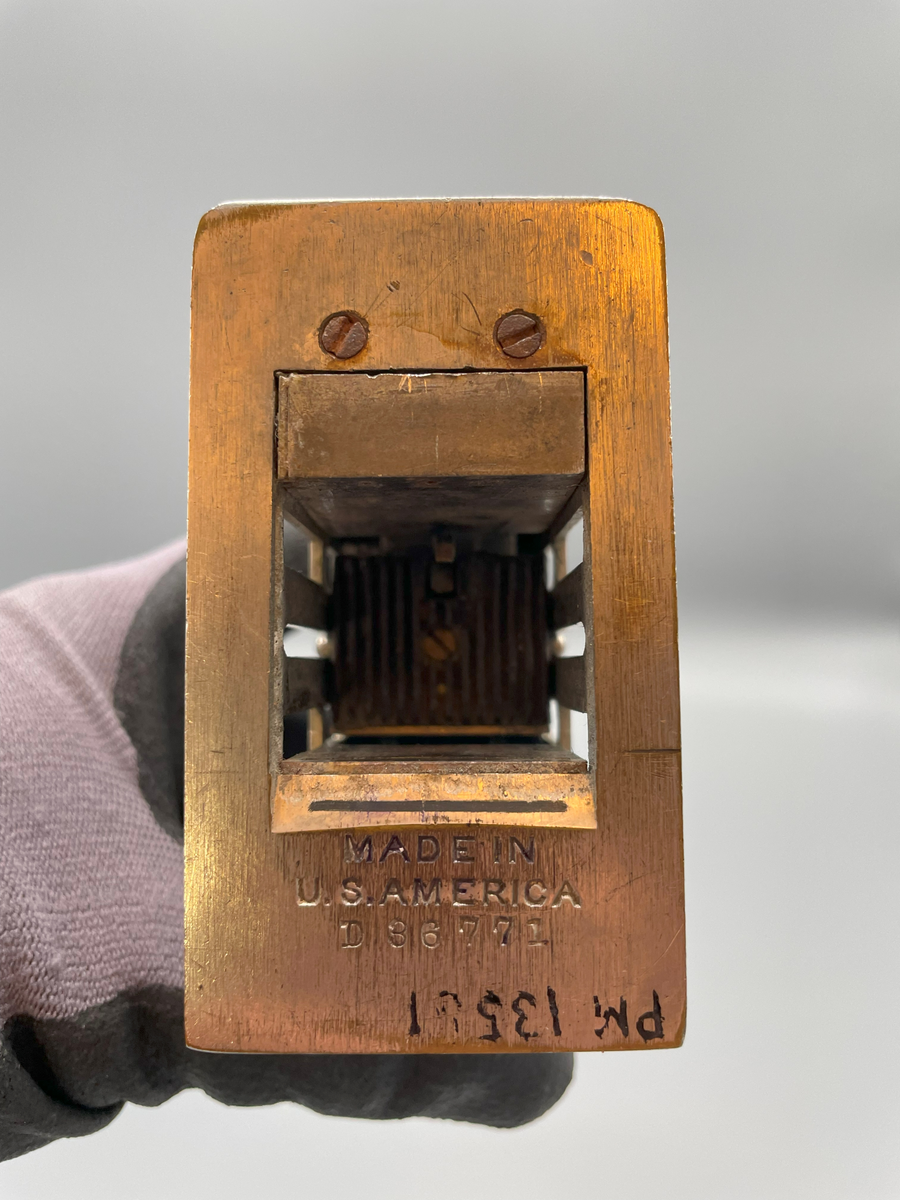 Frankeringsmaskin av amerikansk tillverkning, handtagsknopp av trä.

Multipost no T
Patented
Aug 8 and Dec 19 1911
Others pending
-----
Patented in Canada,
and in foreign countries
Multipost Co

