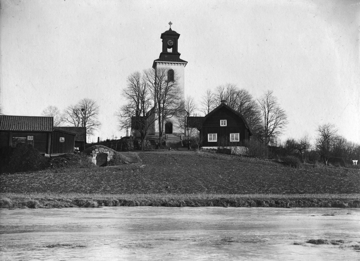 Turinge kyrka med klockargården och stallet