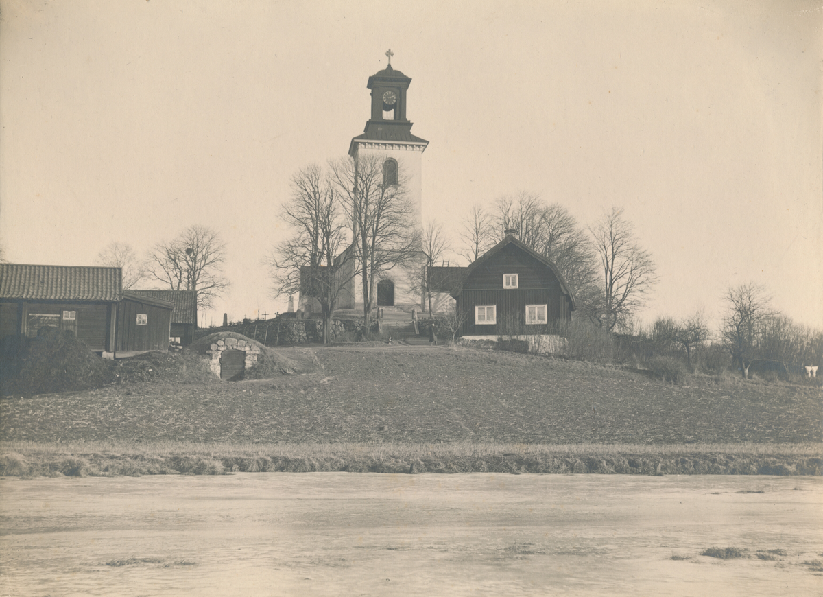 Turinge kyrka med klockargården och stallet