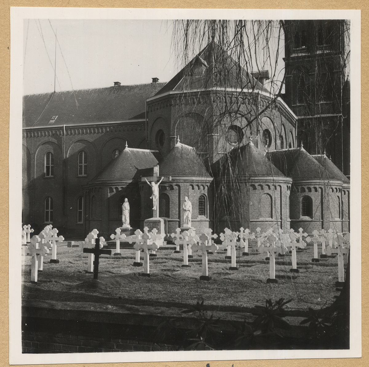 Bilden visar kyrkan och kyrkogården av klostern Onze-Lieve-Vrouw van het Heilig Hart i Belgien.