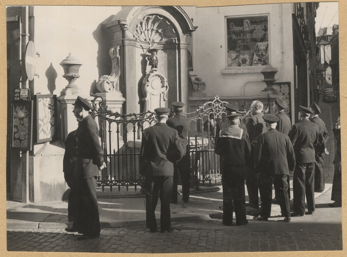 En grupp sjömän från Gotland besiktigar fontänen med Manneken Pis i Bryssel.