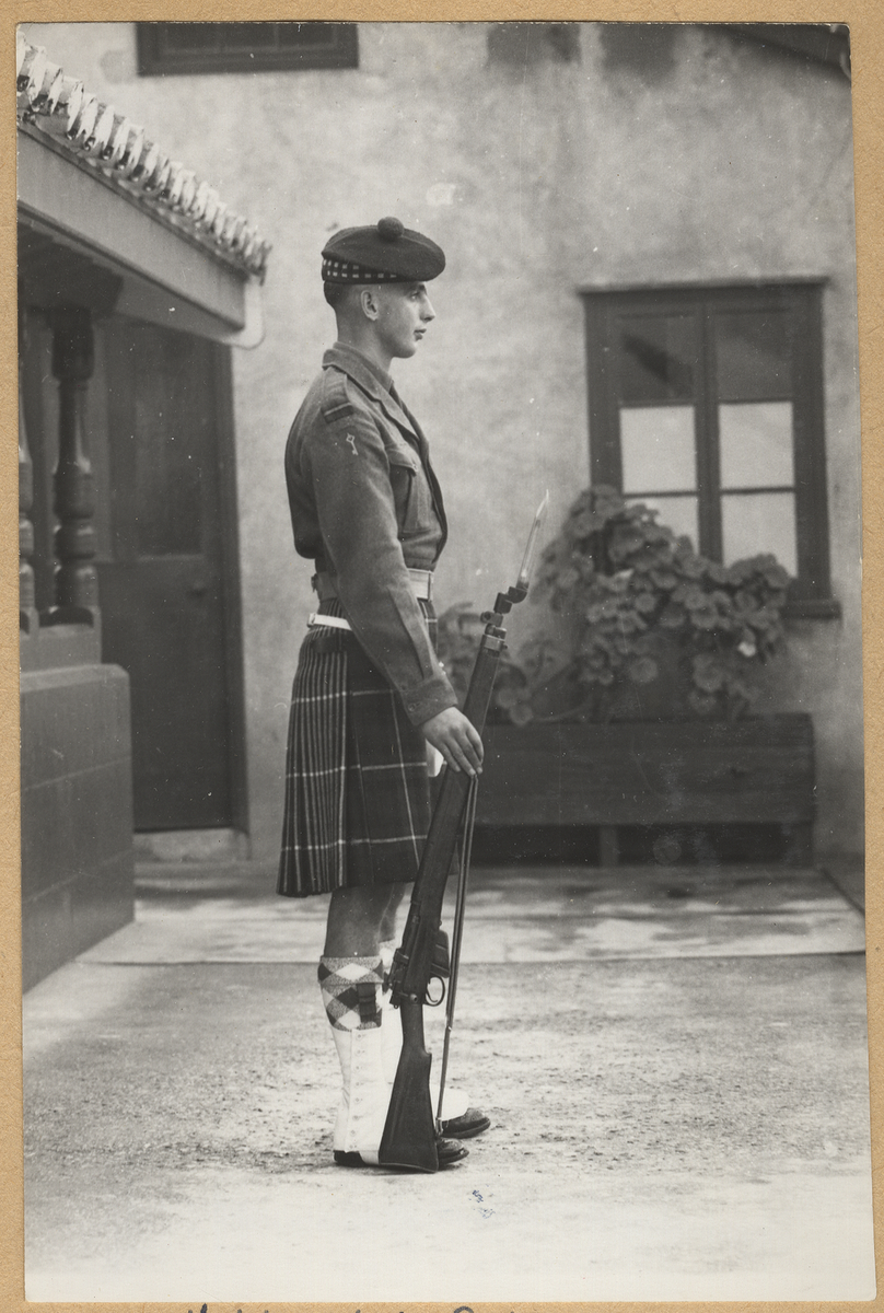 Bilden visar en brittisk vaktpost med kilt i Gibraltar.