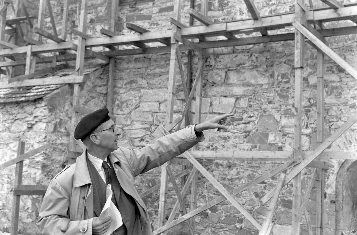 Gerhard Fischer undersøker Erkebispegården