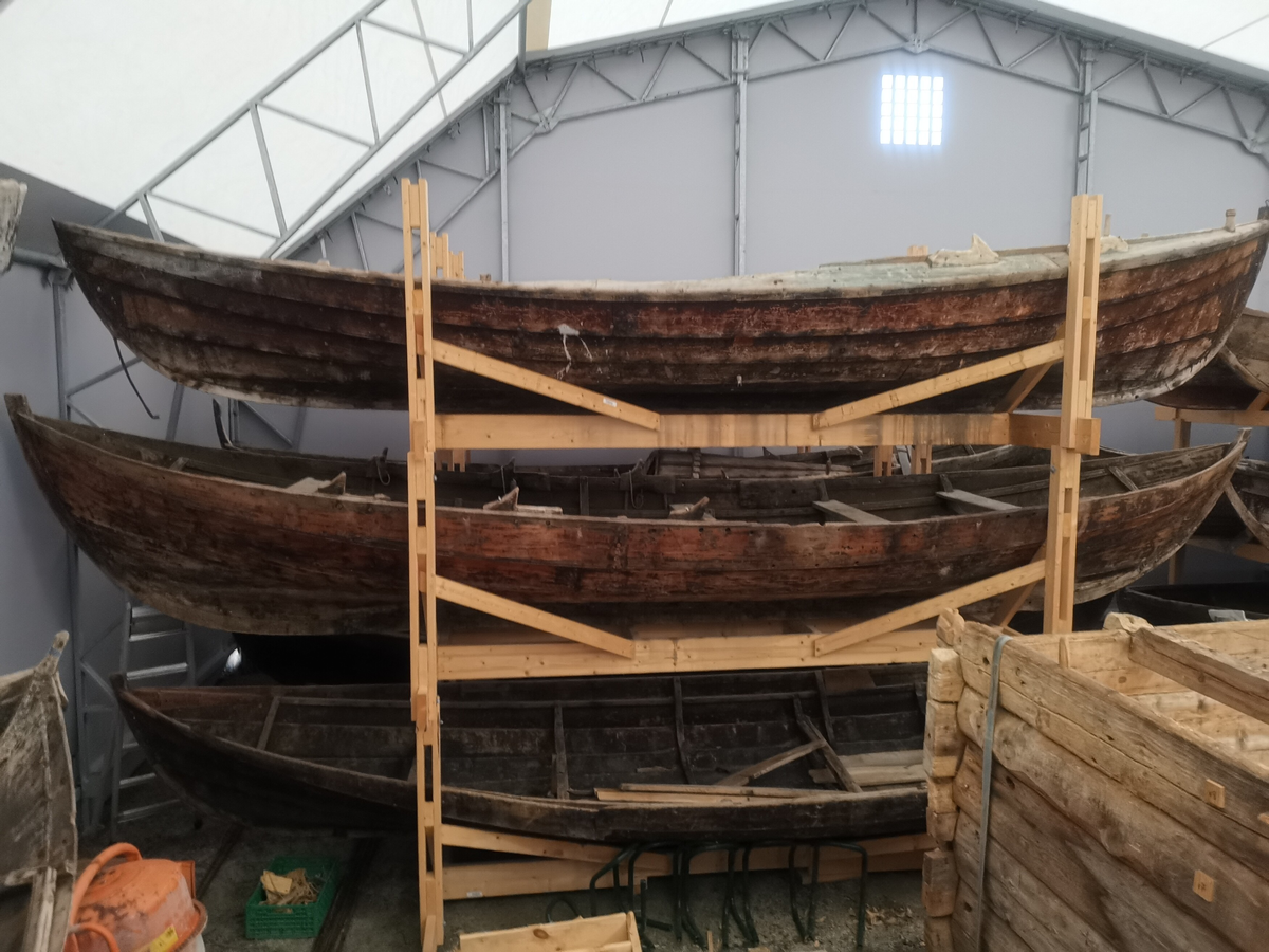 Båt av type femkeiping/tiæring med 5 rom som ligner ein nordhordalandsbåt. Kjølrenne er rett i staden for T/Y-form, med to mindre bord (som berre går deler av båtens lengd) mellom halsane og kjølen. Snellekeip og esing på slagbordet, ikkje snelle mellom band og bete. Ripstø. Ein del av opplengjene/beter går heilt opp til øvre ripbord. Inkludert kjølrenna, så har båten 5 1/2 omfar. Ein del dekorativ ornamentering. 2 keipar er fjerna. To store klossar med hol er sett inn på kvar side av ripbordet, antakeleg for å montere ein notrull(?). Hol i ripbord til skjøte for råsegl. Runde roer. Båten har spor etter å ha vore grønmåla.