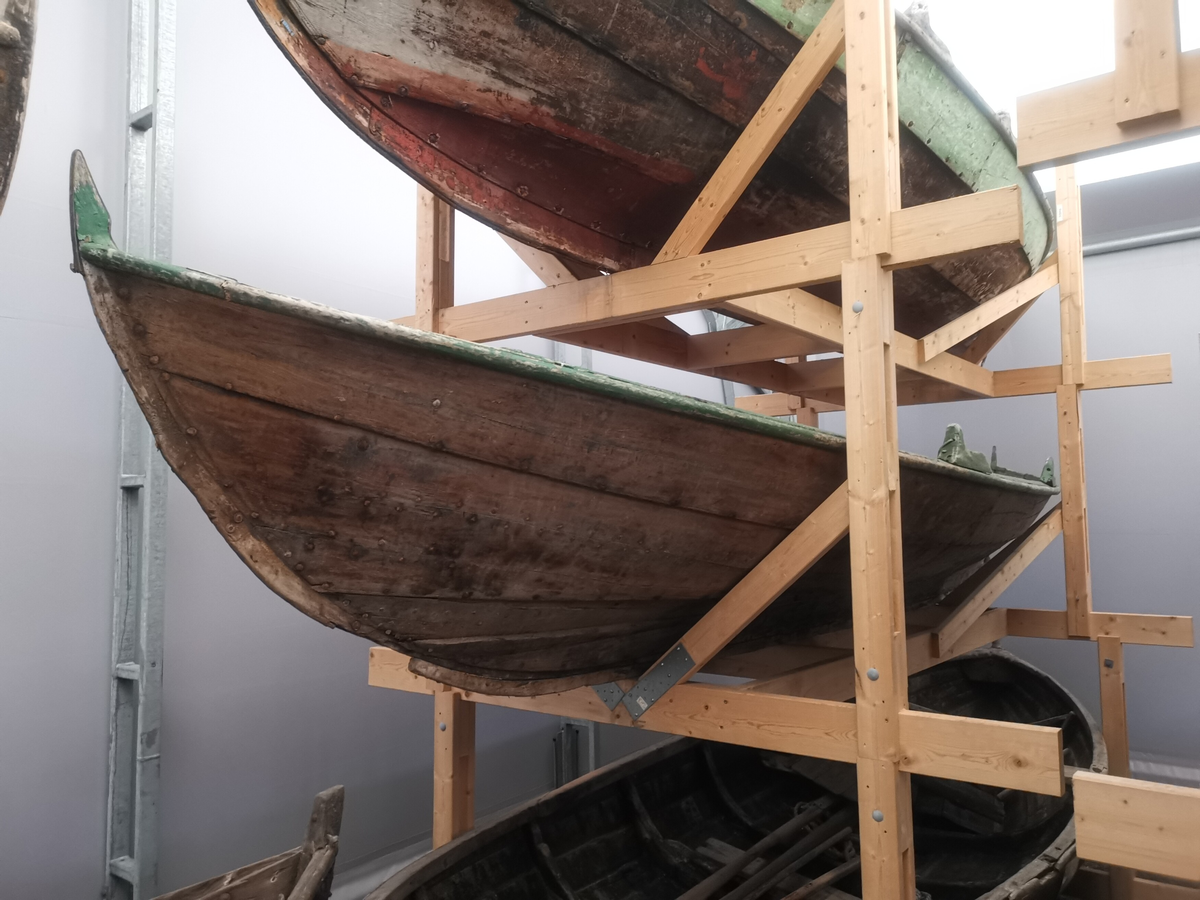 Klinkbygd motorbåt, ein seksæring hordaland/hardanger-type med 3 rom og 3 1/2 omfar (3 omfar + kjølrenne). Båten har størrelse som ein seksæring, men har berre 2 keipepar plassert oppå esing/ripbord – ingen keipepar i midtrommet. Båten har kjølrenne og stokkjøl. Den har runde roer. 4 band og 2 betar. Esing ligg øvst på ripbord mellom rengene. Utvendig langise. Nauarong i jern mellom ripborda mot stamn fram og bak. Auge for stag og jern over topp og ned under kjøl framstamn. Innved klinka (og evt. spikra) mot huda. Grønmåla esing, langise, stamntopper og keiper. Båten har aksling og propell, og har hatt ein liten motor.