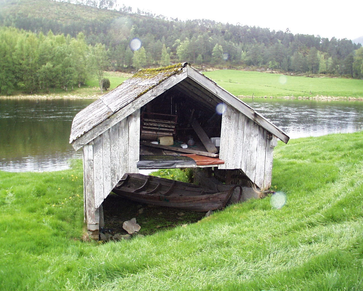 Klinkbygd sunnfjordbåt, føringsbåt/storebåt, med 4 omfar. Betar og opplengje er tappa inn i æsinga. Brei og relativt flat i botn, med middels avstand mellom kjølsuer, men brede hogne halsar og botnbord. Slak stigning på framstamn (profil), Y-kjøl, ripstø, 1 par snellekeiper, 3 beter med snelle og 2 par opplengje topp ripbord. Keipar og noko innved nagla, medan noko innved er klinka. Har antakeleg vore ganske forseggjort utførd. Ein del nyare saum med runde roer.