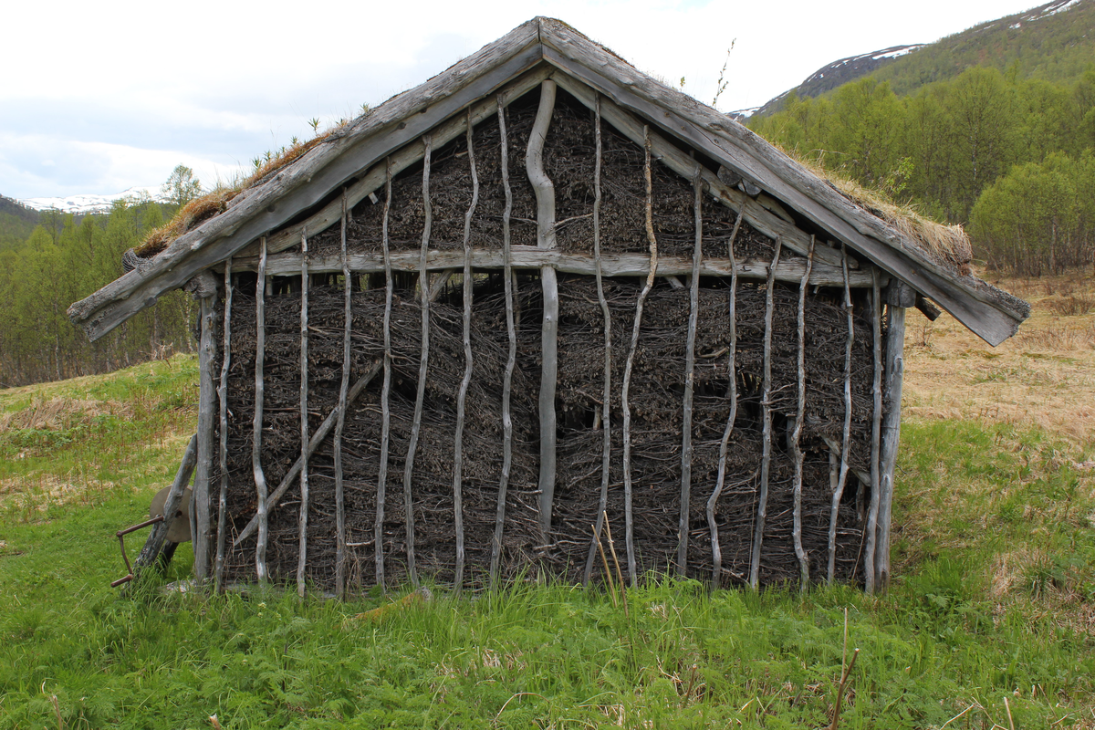 Fjøsgammen er en geitegammefjøs med tilbygd høyløe.