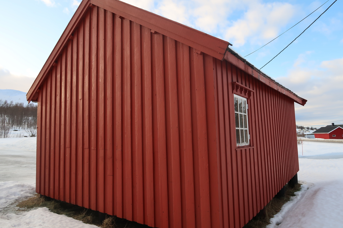 Stabburet på Lenvik prestegård, bygd i 1885.