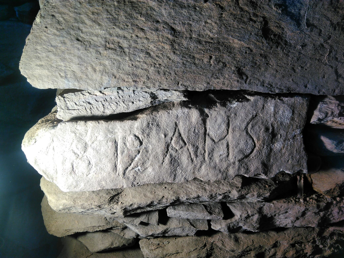 Fossmostua omtales først som ei lågstua i 1824. Huset omtales i 1866 som et eldre våningshus. Rundt 1872 ble Fossmostua revet og satt opp igjen omtrent på samme tomta. En del dårlig tømmer ble skiftet ut med nytt, stua ble gjort ca 1 ¼ alen høyere og det ble satt inn flere vinduer. Huset ble også utvidet i lengden. Det ble også laget to kjellere med vegger av stein. Senere har stua vært panelt innvendig og det har vært rominndeling i andre etasje. 