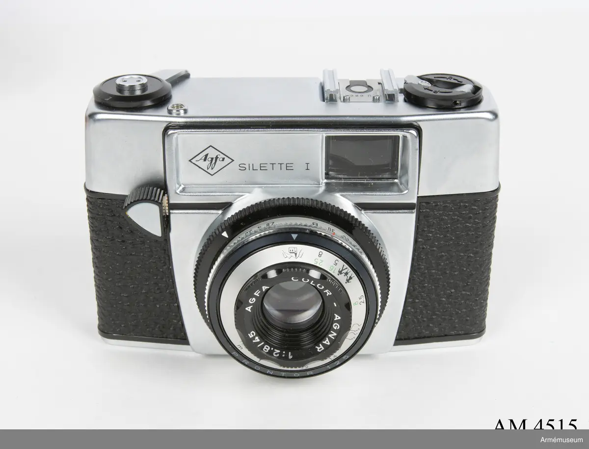 Småbildskamera 135 C MT Agfa Silette I. (M 3830-135031). Består av: 1 kamera, 1 väska av läder m bärrem, 1 motljusskydd m tillh. väska av läder, 1 Agfafilter m tillh. Vikten m tillbehör.