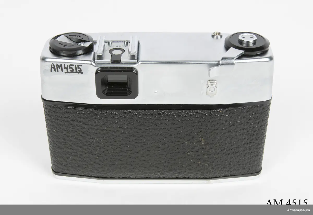 Småbildskamera 135 C MT Agfa Silette I. (M 3830-135031). Består av: 1 kamera, 1 väska av läder m bärrem, 1 motljusskydd m tillh. väska av läder, 1 Agfafilter m tillh. Vikten m tillbehör.