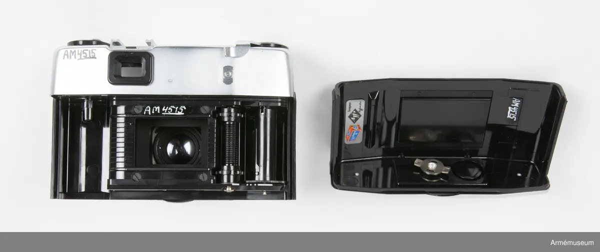 Småbildskamera 135 C MT Agfa Silette I. (M 3830-135031). Består av: 1 kamera, 1 väska av läder m bärrem, 1 motljusskydd m tillh. väska av läder, 1 Agfafilter m tillh. Vikten m tillbehör.