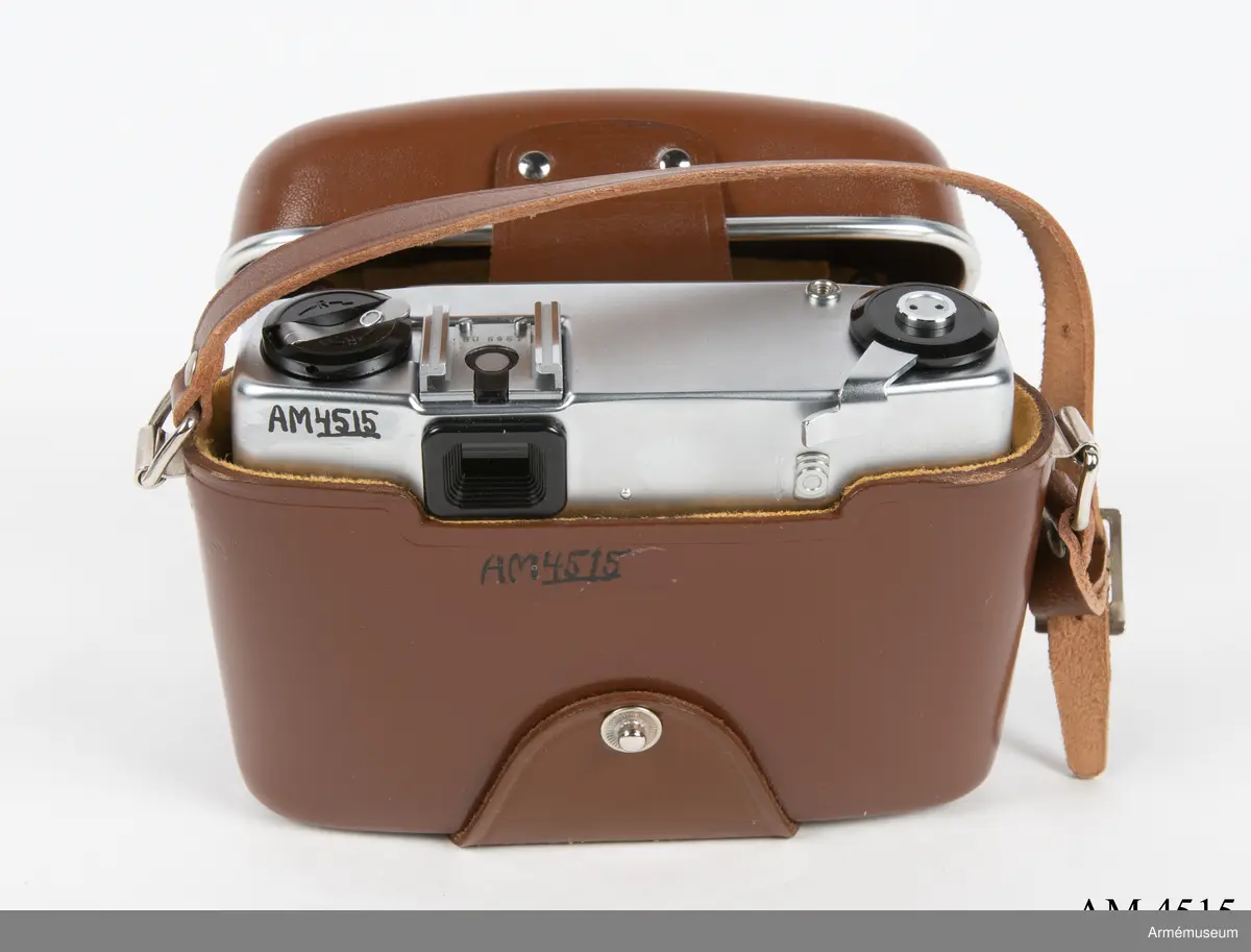 Småbildskamera 135 C MT Agfa Silette I. (M 3830-135031). Består av: 1 kamera, 1 väska av läder m bärrem, 1 motljusskydd m tillh. väska av läder, 1 Agfafilter m tillh. Vikten m tillbehör.