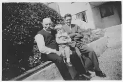 Enligt uppgift: "Varvsägaren och båtbyggaren Viktor Löfberg 