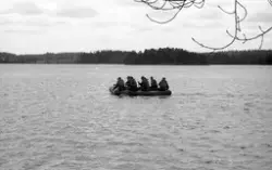 Förflyttning med gummibåt.