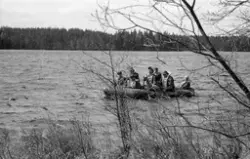 Förflyttning med gummibåt.