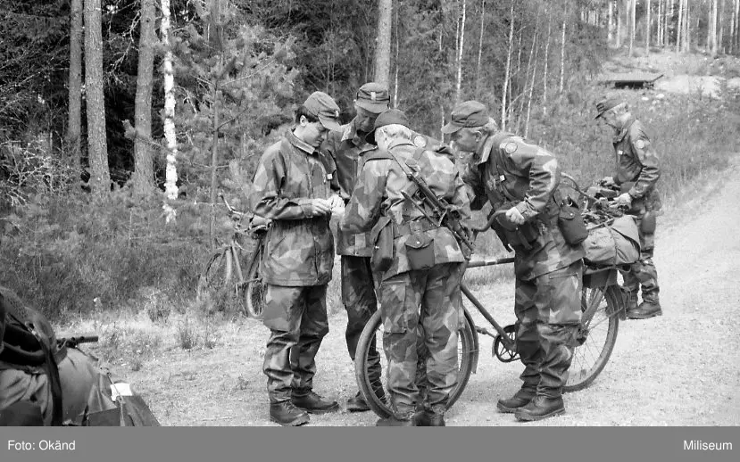 Jan Rudolfsson, Ing 2 längst till vänster, resten okända militärer.
