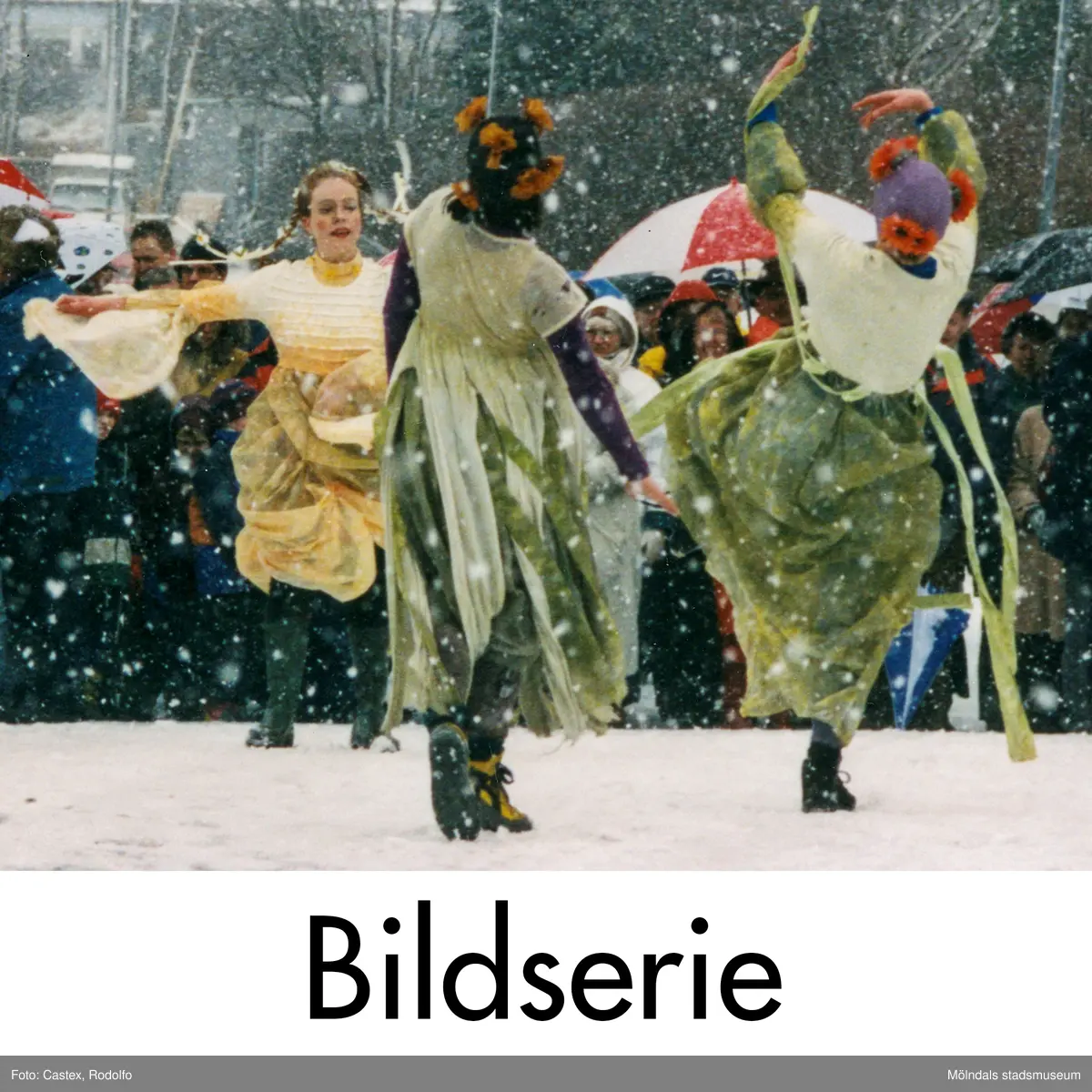 Serie om nio fotografier som visar invigningen av Gunnebo Bro vid Stensjön. Mölndal i mars 1999.