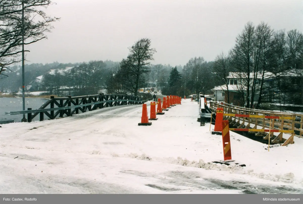 Invigning av Gunnebo Bro vid Stensjön. Mölndal i mars 1999.