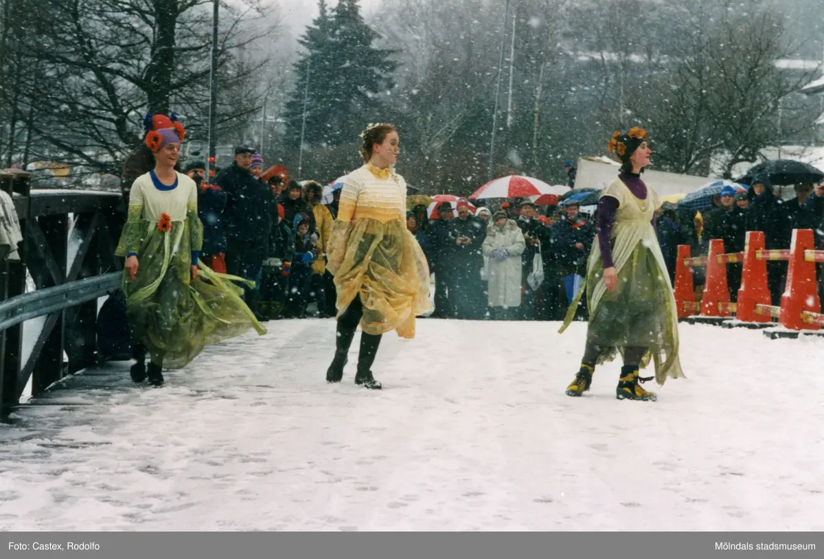 Dansuppvisning vid invigningen av Gunnebo Bro vid Stensjön. Mölndal i mars 1999.