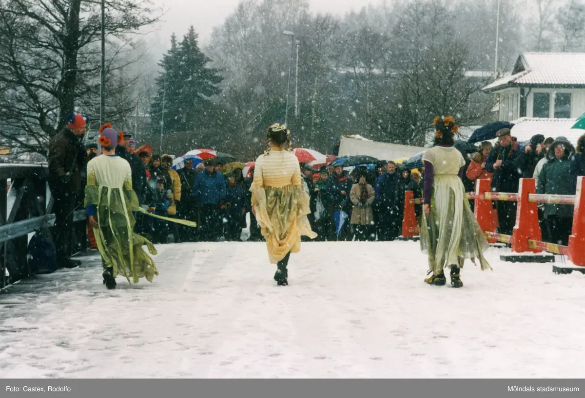 Dansuppvisning vid invigningen av Gunnebo Bro vid Stensjön. Mölndal i mars 1999.