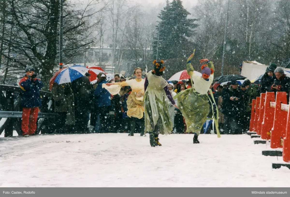 Dansuppvisning vid invigningen av Gunnebo Bro vid Stensjön. Mölndal i mars 1999.