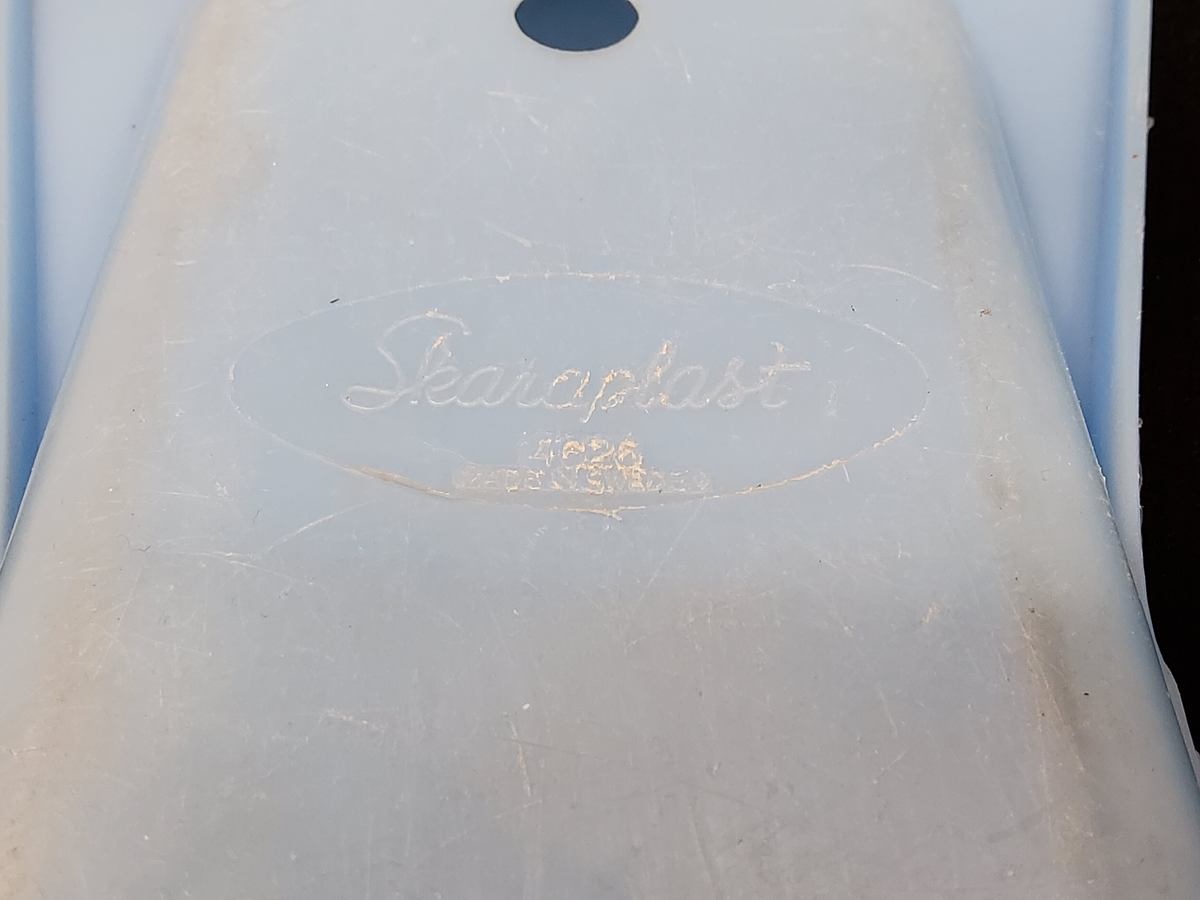 Titel: Grodfötter
Kategori: Leksaker
Plast: Etenplast
Färger: Blå
Artnr: 4626