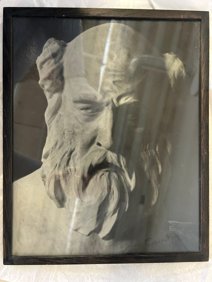 Foto av Gustaf Frödings byst 1907, monterat inom glas och ebenholtzram.