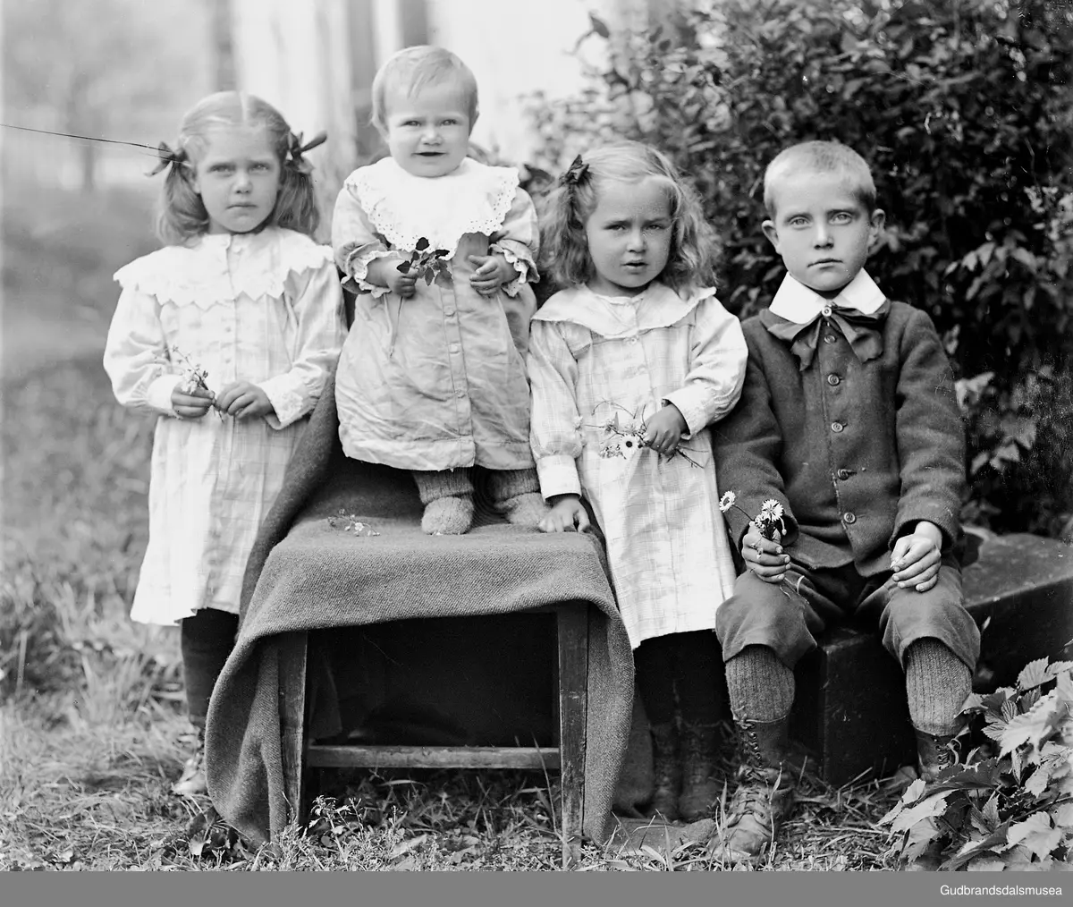 F.v.: Torlaug Gjerdet (f. 1914 g. Rudsar), Anne Gjerdet (f. 1918 g. Wahlstrøm),Signe Gjerdet (f. 1916 g. Johansen) og Torbjørn Gjerdet (f. 1911)