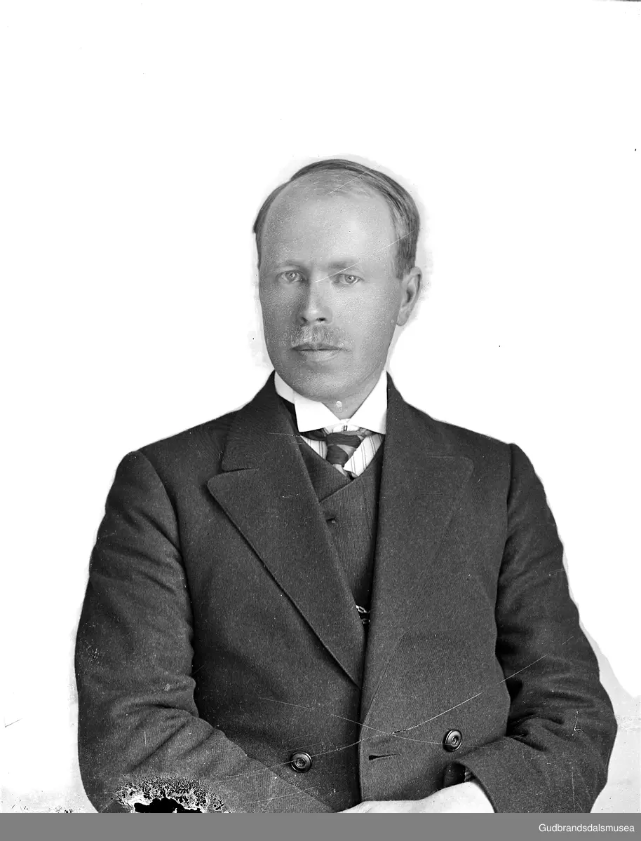 J. Ellevold, lærar i Holemork