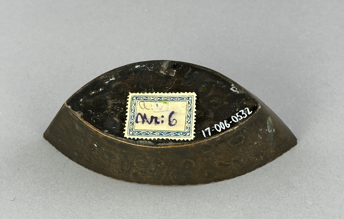 "Skål" av koppar, formad som en båt med mönster i botten.