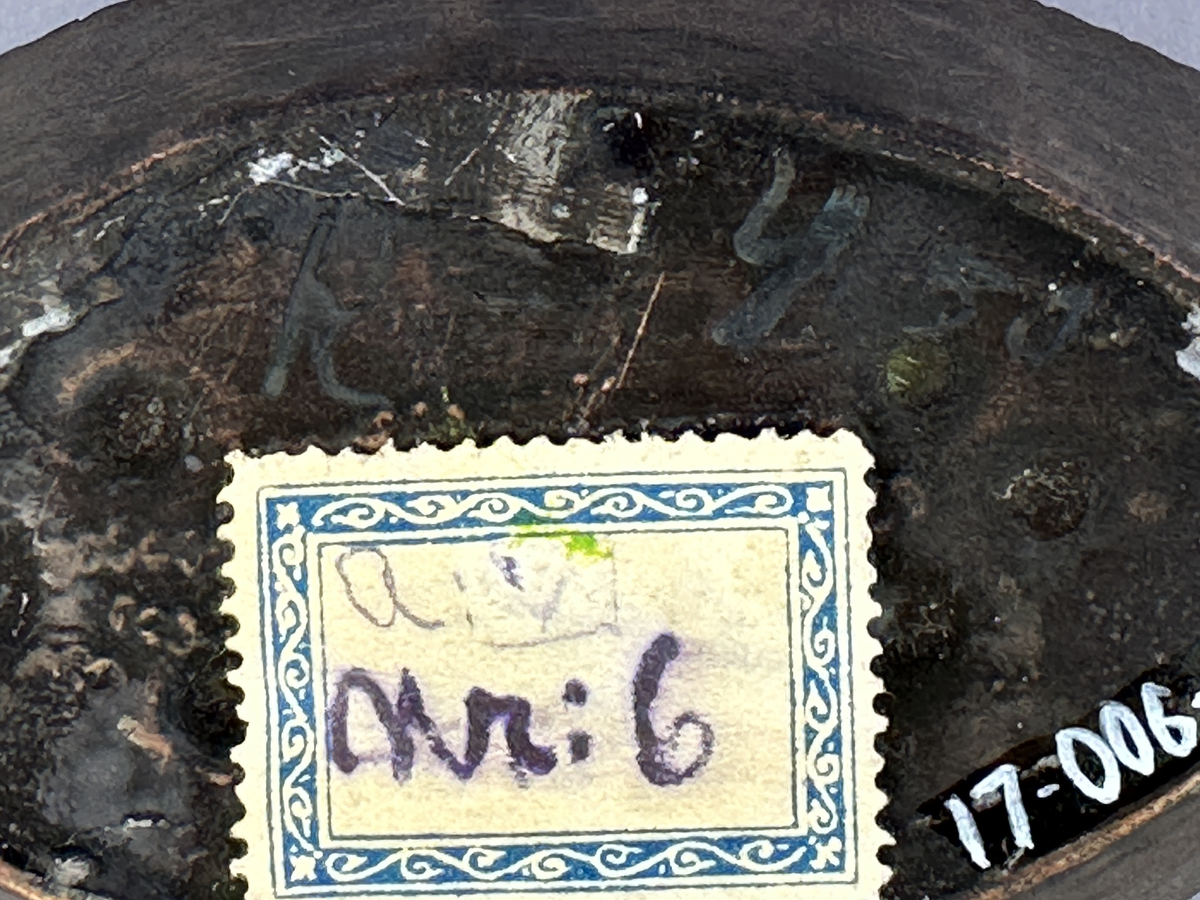 "Skål" av koppar, formad som en båt med mönster i botten.