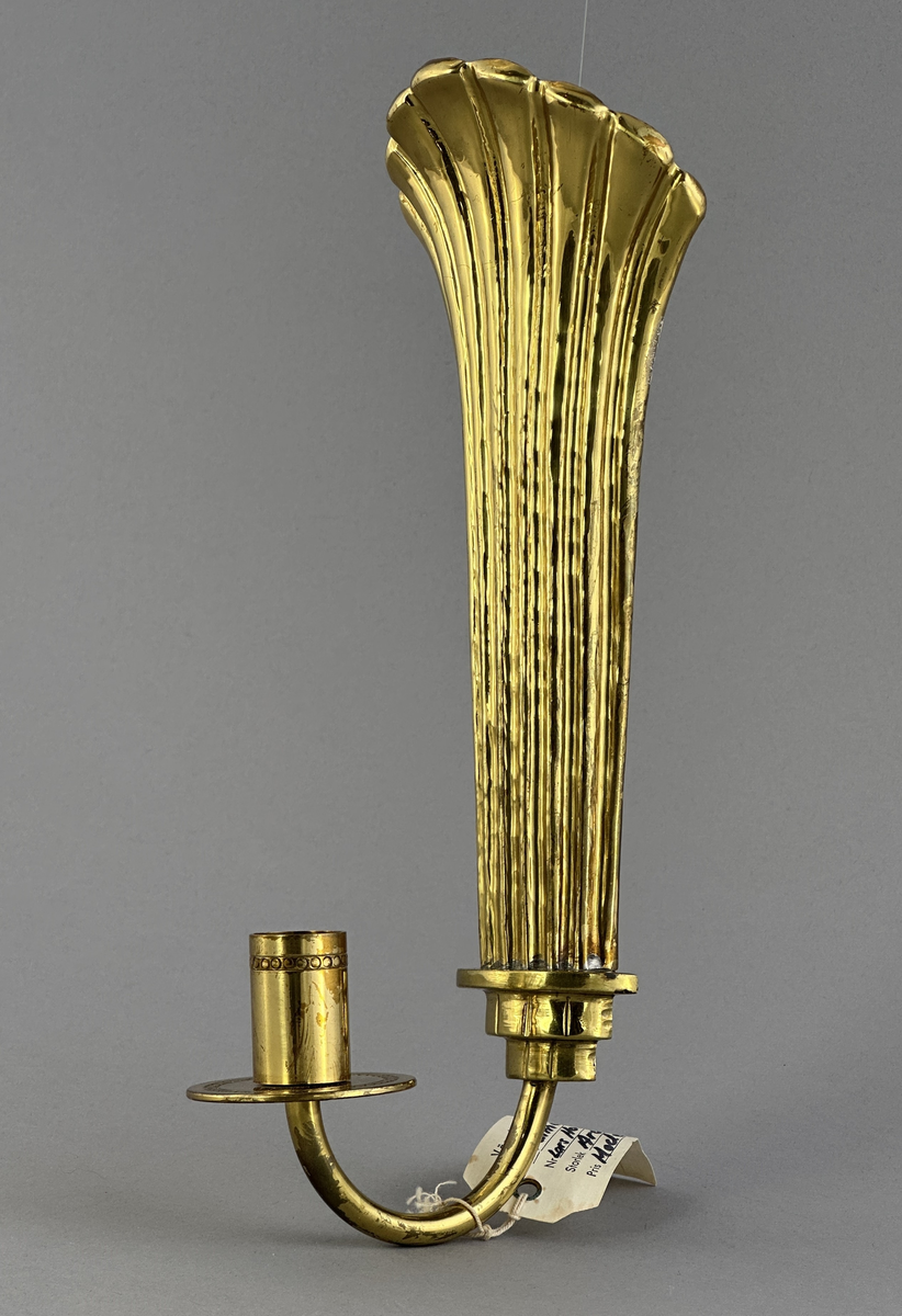 Lampett av mässing för ett ljus med gjutet armfäste för ljushållare.