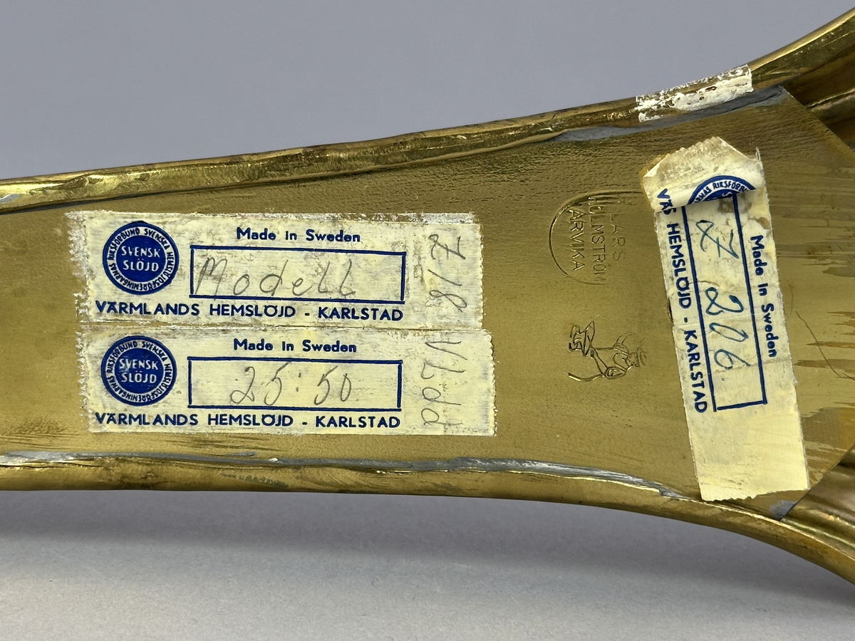 Lampett av mässing för ett ljus med gjutet armfäste för ljushållare.