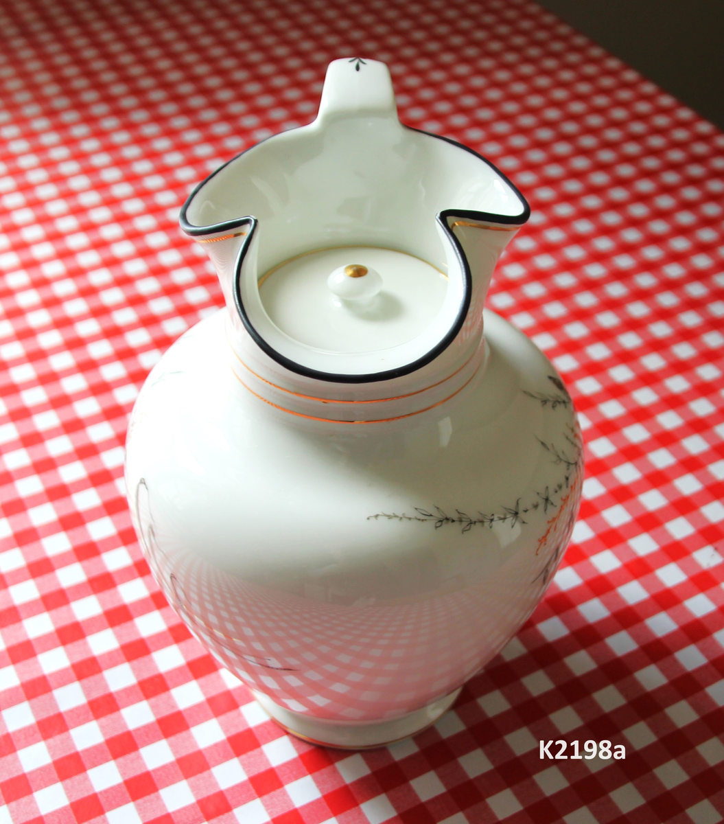 K 2198 a,b,c,d. 
Servise, Bing og Grøndahl, stempeltype 1854-94. 1890-årenes sannsynligvis 1897. 
Hvitt porselen, håndmalt dekor med sorte kanter, grått og gull. Mønster spinkel gren med små blad og strå, og en sommerfugl på grenen. Små dotter av rødt på koppene. 
Koppene har produksjons nummer med rødt påmalt 3795/97 = 1897? 
a) Sjokolademugge, stemplet. Fotring, utbuket korpusvid rund tut som lager to innsvingninger 
i munningsbremmen, som er oppstående. Hank fra kanten til midt på korpus.
b) Skåler, antall 9. Ustemplede og umerkede. 
c) Kopper, antall 8. Vide, lave, runde sider. Rødt nr. 
d) Stettefat. Ustemplet. Fot og stett i ett, med en gullring og 
en sort ring rundt kanten av foten. Grunn skål med sommerfuglmotivet på den ene siden, lite blad tvers overfor.