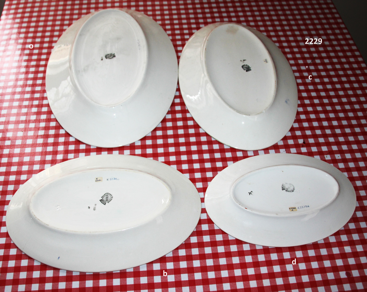 K 2229 
Servise, “Bondemønster”, Saarreguemines, 1900-åreme 
a) Terrin med lokk. 
Lokk. Hvelvet, bred bord langs kanten: grønn gren med røde og blå blomster, rund hankering med røde blad. 
b) Ovalt fat, med bord i brede strøk over bremmen. 
Stemplet i sort: Opaque de Saaregemines, H 169 A. 
c) Ovalt fat. Stemplet fabrikk merke og H 169 W. 
d) Ovalt fat. Stemplet i sort og i godset: 5 K. 
e) Båtformet skål (til pålegg). Avlang rned svakt svungne sider og konkavt buet i kortsidene. 
f) Make til e. 
g) Stettefat. 
h) Kopp. Vid rundsidet kopp, uten stett, forholdsvis lav. Stemplet i sort. 
i) Skål til koppen h).  Stemplet i sort. 
j) Kaffekanne, Pæreformet korpus, bølgende toppkontur, lang tut. Stemplet i sort og 169. Hvelvet lokk med rød toppfarge på lokkgrepet.
k) Fløtemugge, skrånende sider, riller oppe og nede , rillet hank, annerledes enn på den C-formede på kannen.
l) Sukkerkopp med lokk. Skrånende vegger, bredest nede, to hanker, riller oppe og nede, avtrappet lokk. Høyde med lokk 12,5. H. uten 7,2. Diam. bunn 10,8. 
m) Sausekopp. Eggformet skål med en skjellform i relieff , markert med rød farge, i den ene kortside, hvor hanken er. Smal liten skål med bred tut.
Fløtekopp og sukkerkopp av en annen design enn kanne, terrin og sausenebb, men samme mønster. Mønstret er det som kalles “Boerenbont” (broget bondemønster) og som ble laget først i Maastricht 
i Nederland, siden tatt opp av fabrikken Saarreguemirnes i Lorraine,og av Egersund Fayencefabrik i 1930-årene. 
n) Båtformet skål. Som e) Stemplet med sort. 
o) Ovalt fat. Stemplet Sarreguemines med sort og B 169. 
p) Terrin med lokk, stemplet med sort, og L i blindstempel.
Skrå fot, sterkt utskrånende sider, rundet av øverst, to sidehanker.
q) Underfat til terrin, rundt med to hanker. St. med sort og blindstempel: 3 R.
r) Potetfat. St. med sort og sort K.