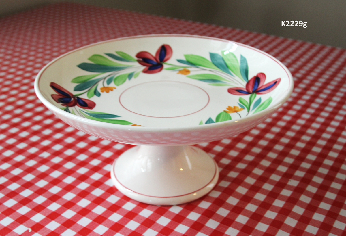 K 2229 
Servise, “Bondemønster”, Saarreguemines, 1900-åreme 
a) Terrin med lokk. 
Lokk. Hvelvet, bred bord langs kanten: grønn gren med røde og blå blomster, rund hankering med røde blad. 
b) Ovalt fat, med bord i brede strøk over bremmen. 
Stemplet i sort: Opaque de Saaregemines, H 169 A. 
c) Ovalt fat. Stemplet fabrikk merke og H 169 W. 
d) Ovalt fat. Stemplet i sort og i godset: 5 K. 
e) Båtformet skål (til pålegg). Avlang rned svakt svungne sider og konkavt buet i kortsidene. 
f) Make til e. 
g) Stettefat. 
h) Kopp. Vid rundsidet kopp, uten stett, forholdsvis lav. Stemplet i sort. 
i) Skål til koppen h).  Stemplet i sort. 
j) Kaffekanne, Pæreformet korpus, bølgende toppkontur, lang tut. Stemplet i sort og 169. Hvelvet lokk med rød toppfarge på lokkgrepet.
k) Fløtemugge, skrånende sider, riller oppe og nede , rillet hank, annerledes enn på den C-formede på kannen.
l) Sukkerkopp med lokk. Skrånende vegger, bredest nede, to hanker, riller oppe og nede, avtrappet lokk. Høyde med lokk 12,5. H. uten 7,2. Diam. bunn 10,8. 
m) Sausekopp. Eggformet skål med en skjellform i relieff , markert med rød farge, i den ene kortside, hvor hanken er. Smal liten skål med bred tut.
Fløtekopp og sukkerkopp av en annen design enn kanne, terrin og sausenebb, men samme mønster. Mønstret er det som kalles “Boerenbont” (broget bondemønster) og som ble laget først i Maastricht 
i Nederland, siden tatt opp av fabrikken Saarreguemirnes i Lorraine,og av Egersund Fayencefabrik i 1930-årene. 
n) Båtformet skål. Som e) Stemplet med sort. 
o) Ovalt fat. Stemplet Sarreguemines med sort og B 169. 
p) Terrin med lokk, stemplet med sort, og L i blindstempel.
Skrå fot, sterkt utskrånende sider, rundet av øverst, to sidehanker.
q) Underfat til terrin, rundt med to hanker. St. med sort og blindstempel: 3 R.
r) Potetfat. St. med sort og sort K.