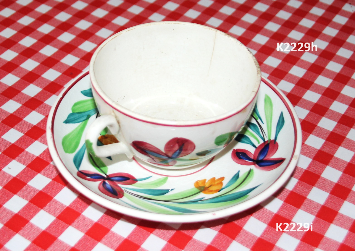 K 2229 
Servise, “Bondemønster”, Saarreguemines, 1900-åreme 
a) Terrin med lokk. 
Lokk. Hvelvet, bred bord langs kanten: grønn gren med røde og blå blomster, rund hankering med røde blad. 
b) Ovalt fat, med bord i brede strøk over bremmen. 
Stemplet i sort: Opaque de Saaregemines, H 169 A. 
c) Ovalt fat. Stemplet fabrikk merke og H 169 W. 
d) Ovalt fat. Stemplet i sort og i godset: 5 K. 
e) Båtformet skål (til pålegg). Avlang rned svakt svungne sider og konkavt buet i kortsidene. 
f) Make til e. 
g) Stettefat. 
h) Kopp. Vid rundsidet kopp, uten stett, forholdsvis lav. Stemplet i sort. 
i) Skål til koppen h).  Stemplet i sort. 
j) Kaffekanne, Pæreformet korpus, bølgende toppkontur, lang tut. Stemplet i sort og 169. Hvelvet lokk med rød toppfarge på lokkgrepet.
k) Fløtemugge, skrånende sider, riller oppe og nede , rillet hank, annerledes enn på den C-formede på kannen.
l) Sukkerkopp med lokk. Skrånende vegger, bredest nede, to hanker, riller oppe og nede, avtrappet lokk. Høyde med lokk 12,5. H. uten 7,2. Diam. bunn 10,8. 
m) Sausekopp. Eggformet skål med en skjellform i relieff , markert med rød farge, i den ene kortside, hvor hanken er. Smal liten skål med bred tut.
Fløtekopp og sukkerkopp av en annen design enn kanne, terrin og sausenebb, men samme mønster. Mønstret er det som kalles “Boerenbont” (broget bondemønster) og som ble laget først i Maastricht 
i Nederland, siden tatt opp av fabrikken Saarreguemirnes i Lorraine,og av Egersund Fayencefabrik i 1930-årene. 
n) Båtformet skål. Som e) Stemplet med sort. 
o) Ovalt fat. Stemplet Sarreguemines med sort og B 169. 
p) Terrin med lokk, stemplet med sort, og L i blindstempel.
Skrå fot, sterkt utskrånende sider, rundet av øverst, to sidehanker.
q) Underfat til terrin, rundt med to hanker. St. med sort og blindstempel: 3 R.
r) Potetfat. St. med sort og sort K.