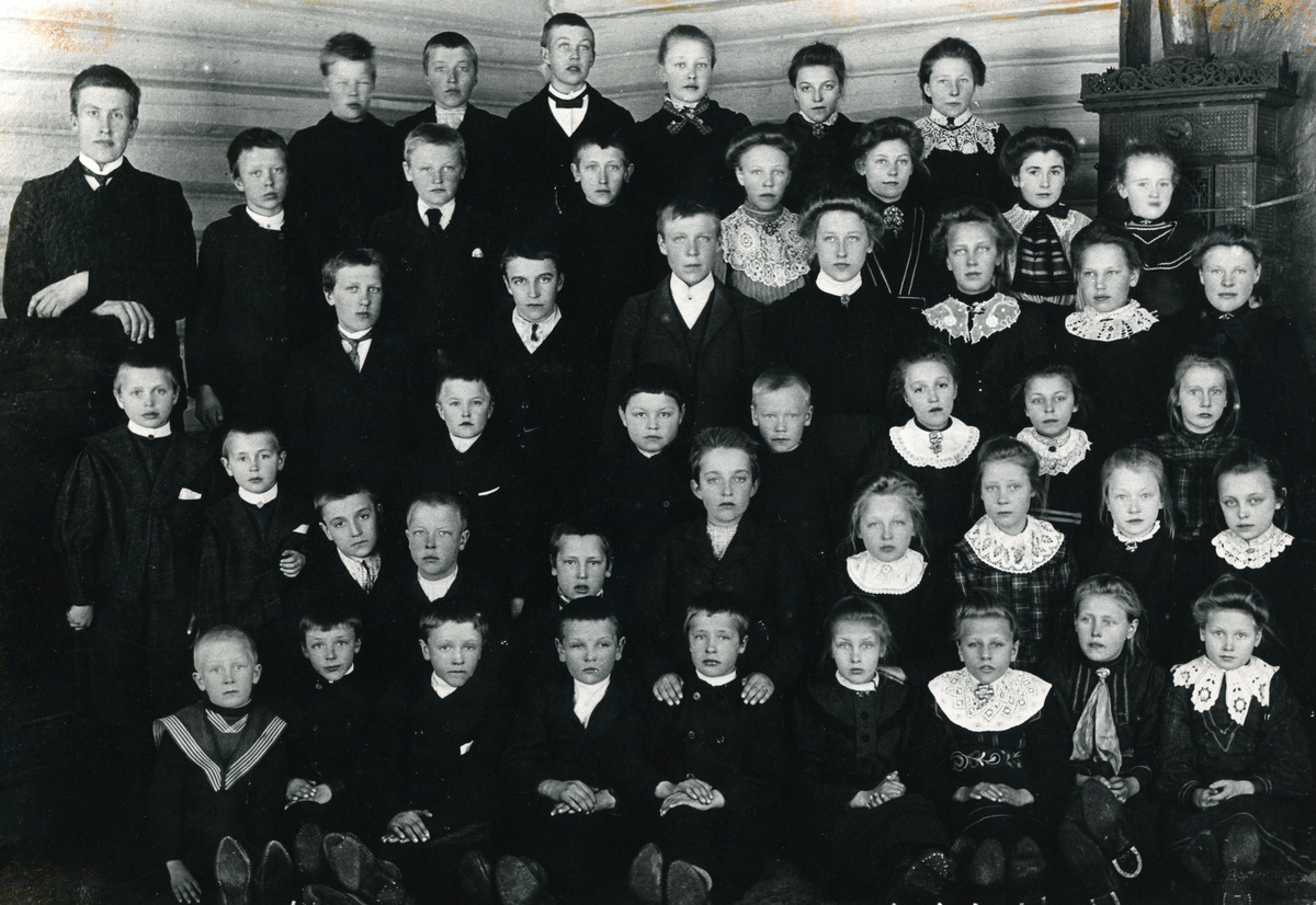 Skulebilde Rotneim Skule 1909.
1. rekkje frå v. Thorleif Gutigard, Herbrand Rudningen, Embrik Rotneim, Per Kolsrud, Haldor Rudningen, Guri Botten, Anne Kolsrud, Barbo Gjerdene og Sigrid Gutigard.
2. rekkje frå v. Rolf Sandnes, Henry Sandnes, Thore Jordheim, Asle Øygarden, Asle Bråten, Ola Rasmusgarden, Kristi Øynebråten, Gunhild Gaukedokken, Birgit Hanseplass og Mari Turhus.
3. rekkje frå v. Endre Vermåker, Ola Slåtto, Embrik Hansegard, Birgit Jordheim, Kristi Turhus og Birgit Haavelmoen.
4. rekkje frå v. Olaf Roteigen, Per Jordheim, Nils Hansegård, Anne Øynebråten, Birgit Rustberggard, Randi Bråten og Birgit Jegleim.
5. rekkje frå v. Lærar Ivar Roteigen, Jens Roteigen, Olaf Øynebråten, Eirik Gjerdene, Margit Hansegård, Birgit Gutigard, Sigrid Teigen og Ingeborg Sandnes.
6. rekkje frå v. Halgrim Ødegård, Ola Jorde, Sigurd Sørensen, Guri Hanseplass, Kari Jordheim og Sigrid Stensgård.