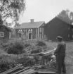 Falun, Grycksbo. Wippan 2. Svalbod t.h. Steskammare*. t.v. närmast gamle snickaren Anders Eriksson från Bjurs, som arbetat här i 20 år.
Stes* Enklare byggnad