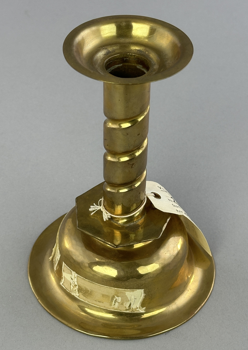 Ljusstake av mässing för ett ljus.