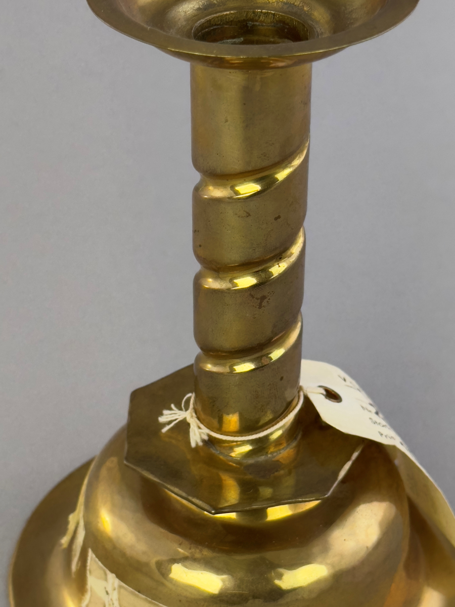 Ljusstake av mässing för ett ljus.