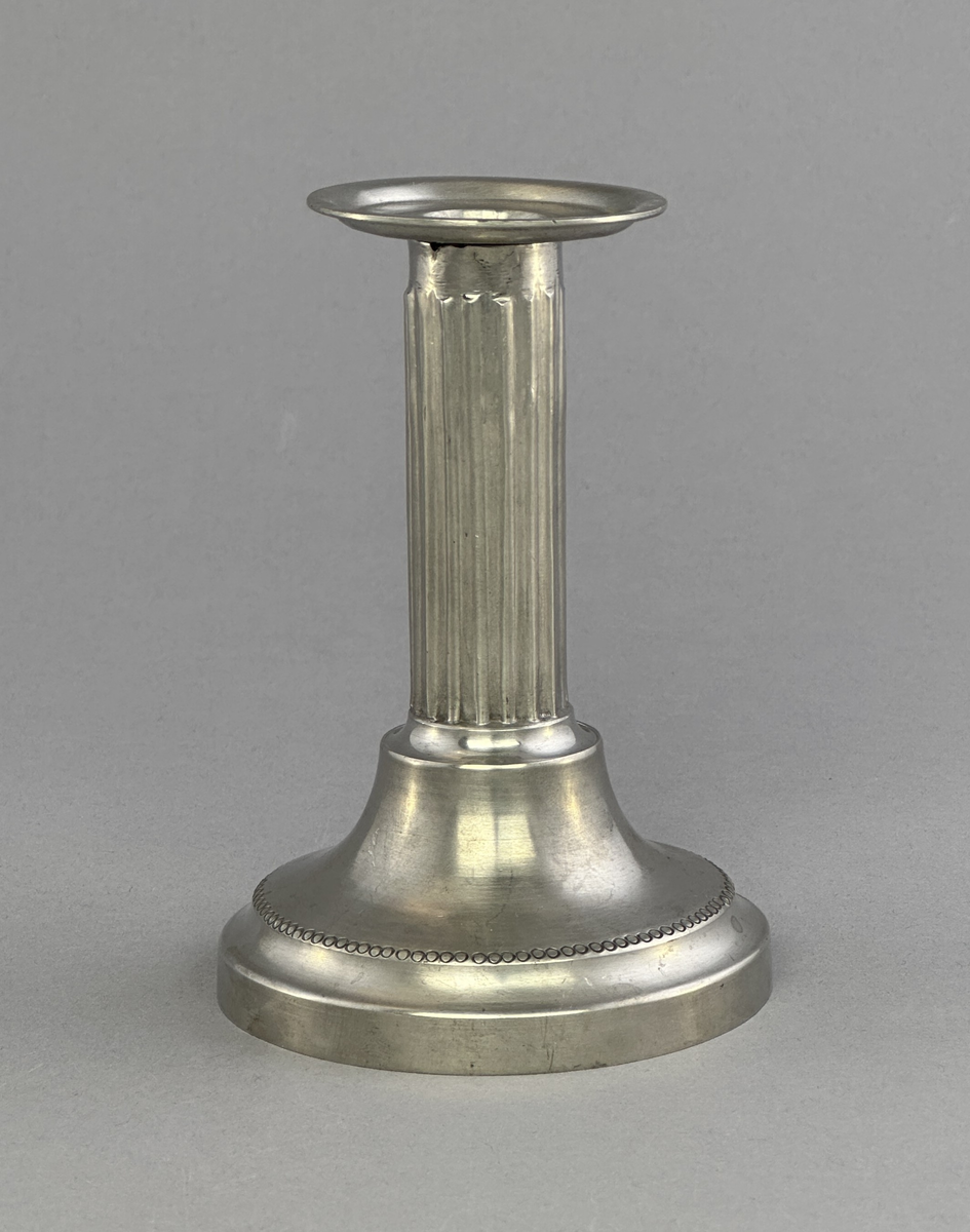 Ljusstake av tenn för ett ljus.