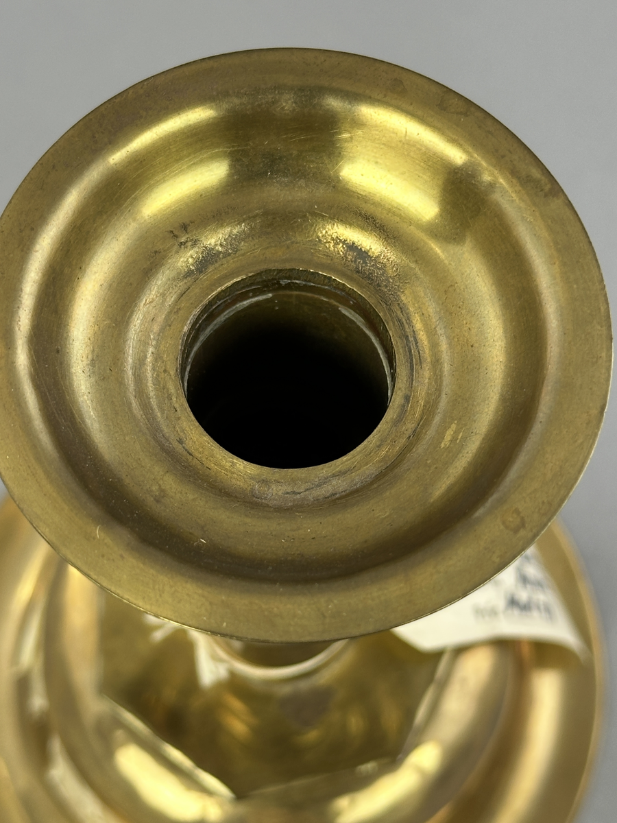 Ljusstake av mässing för ett ljus.