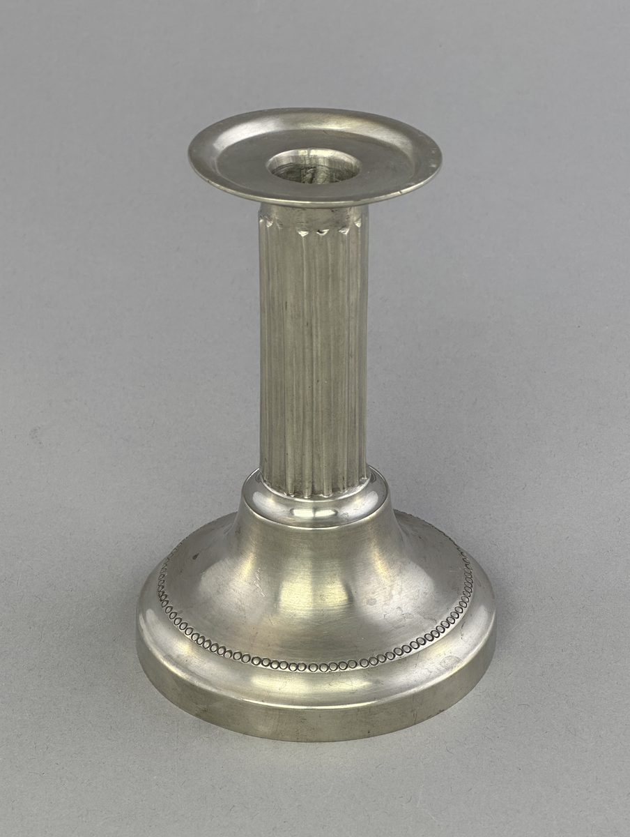 Ljusstake av tenn för ett ljus.