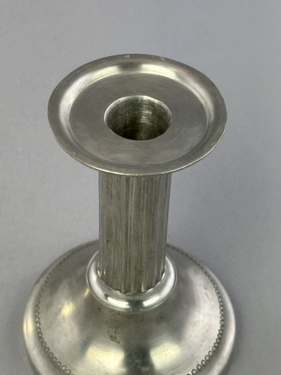 Ljusstake av tenn för ett ljus.