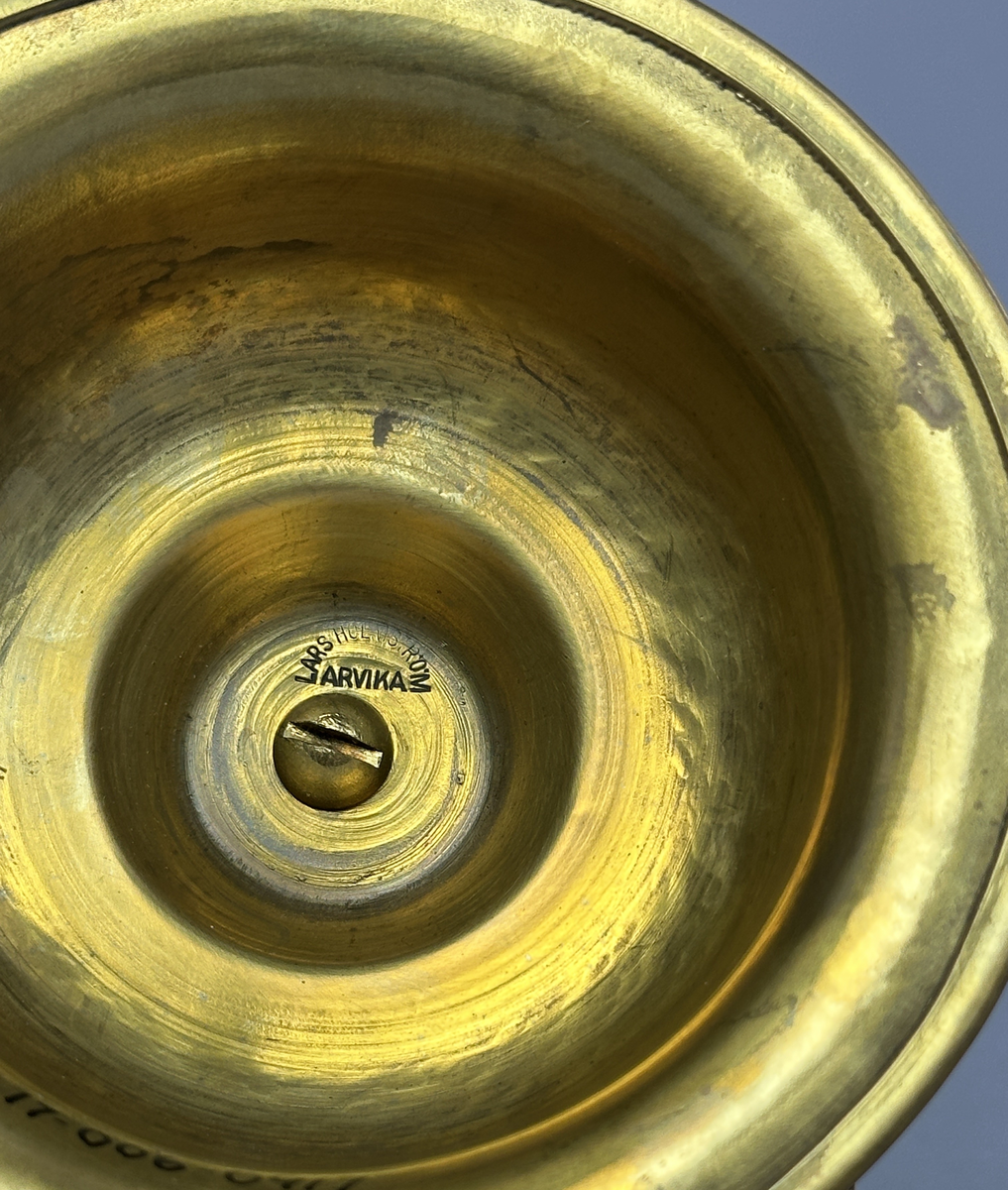 Ljusstake av mässing för ett ljus.